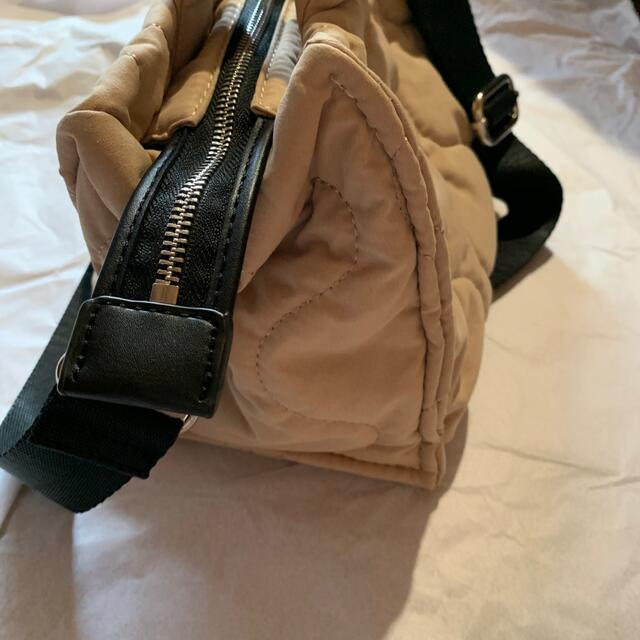 ZARA(ザラ)のZARA パフショルダーバック　ベージュ レディースのバッグ(ショルダーバッグ)の商品写真