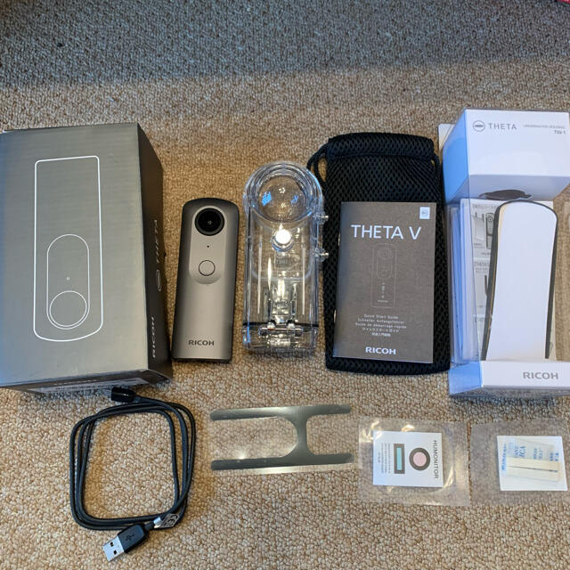 RICOH(リコー)のピチョパ様専用RICOH THETA V 使用回数1回　超美品　リコー　シータV スマホ/家電/カメラのカメラ(ビデオカメラ)の商品写真