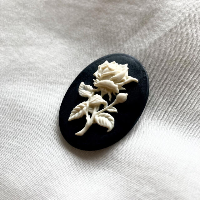 Lochie(ロキエ)の୨୧ Vintage rétro Black Rose Cameo Brooch レディースのアクセサリー(ブローチ/コサージュ)の商品写真