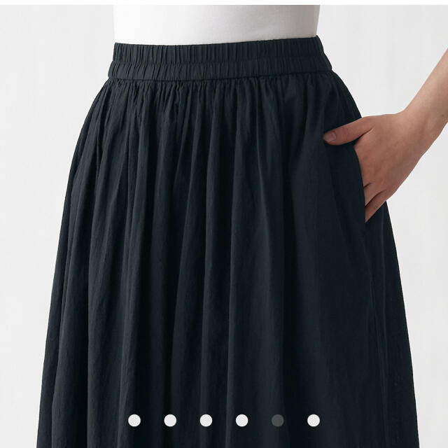 MUJI (無印良品)(ムジルシリョウヒン)の新品タグ付　無印良品　洗いざらし　強撚　ギャザー　スカート Ｍ～Ｌ・黒 レディースのスカート(ロングスカート)の商品写真