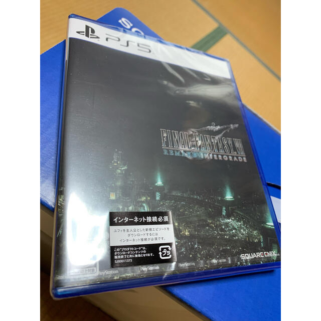 PlayStation(プレイステーション)の新品未開封品　PS5本体+FF7 インターグレード　セット エンタメ/ホビーのゲームソフト/ゲーム機本体(家庭用ゲーム機本体)の商品写真