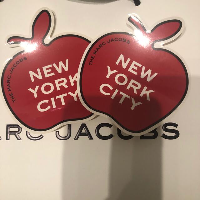 MARC JACOBS(マークジェイコブス)のマークジェイコブス♡りんご　ステッカー　2枚 インテリア/住まい/日用品の文房具(シール)の商品写真