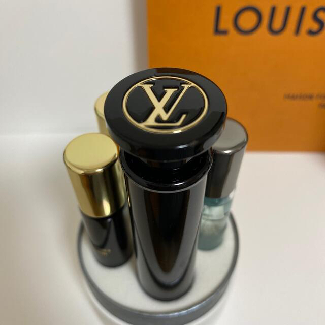 LOUIS VUITTON(ルイヴィトン)のルイヴィトン　香水　アトマイザー　ブラック　ゴールド&レサーブルローズ コスメ/美容の香水(ユニセックス)の商品写真