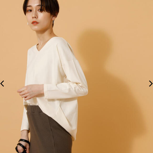 AZUL by moussy(アズールバイマウジー)のバックニュアンスVネックプルオーバー レディースのトップス(カットソー(長袖/七分))の商品写真