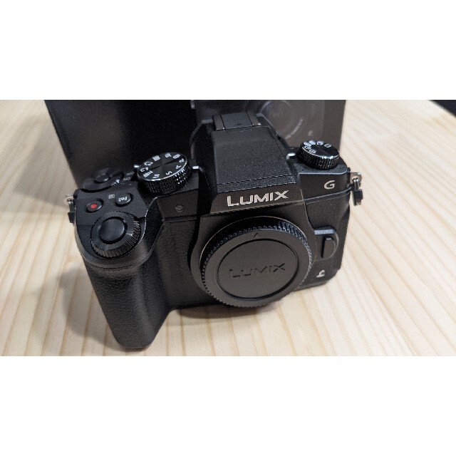 Panasonic(パナソニック)の【新品同様】LUMIX G8 標準ズームレンズキット【おまけ付き・送料無料】 スマホ/家電/カメラのカメラ(ミラーレス一眼)の商品写真