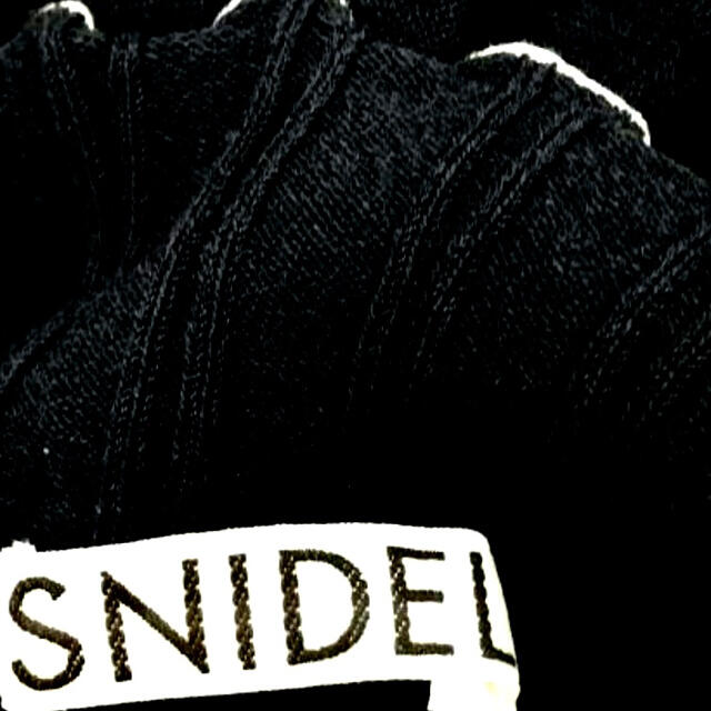 SNIDEL(スナイデル)のスナイデル　SNIDEL オープンショルダーフリルニットプルオーバー レディースのトップス(カットソー(半袖/袖なし))の商品写真