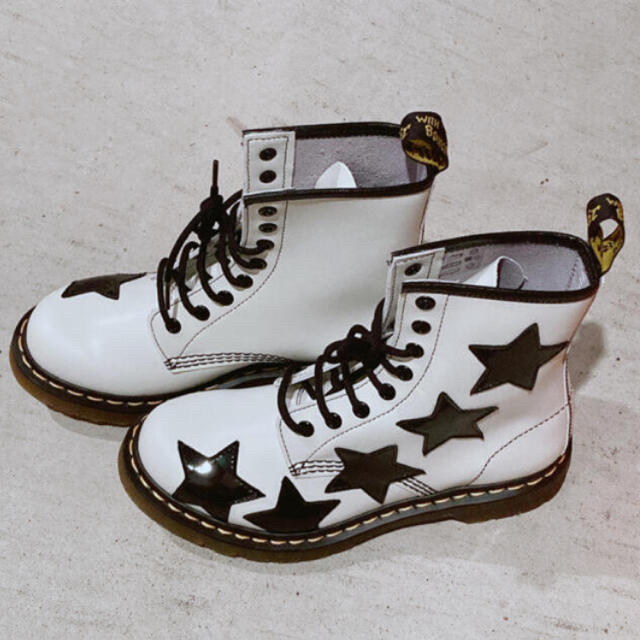 Dr.Martens(ドクターマーチン)の最終値下げ！ドクターマーチン　星柄　エナメルブーツ(おまけ付！) レディースの靴/シューズ(ブーツ)の商品写真