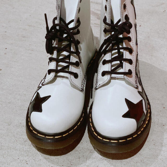 Dr.Martens(ドクターマーチン)の最終値下げ！ドクターマーチン　星柄　エナメルブーツ(おまけ付！) レディースの靴/シューズ(ブーツ)の商品写真