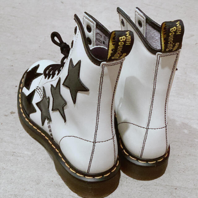 Dr.Martens(ドクターマーチン)の最終値下げ！ドクターマーチン　星柄　エナメルブーツ(おまけ付！) レディースの靴/シューズ(ブーツ)の商品写真