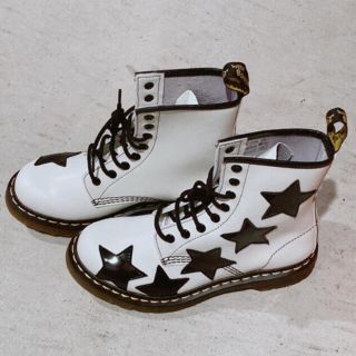 ドクターマーチン(Dr.Martens)の最終値下げ！ドクターマーチン　星柄　エナメルブーツ(おまけ付！)(ブーツ)