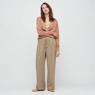 ユニクロ(UNIQLO)のユニクロ　サテンドレープストレートパンツ⭐︎試着のみ⭐︎(ルームウェア)