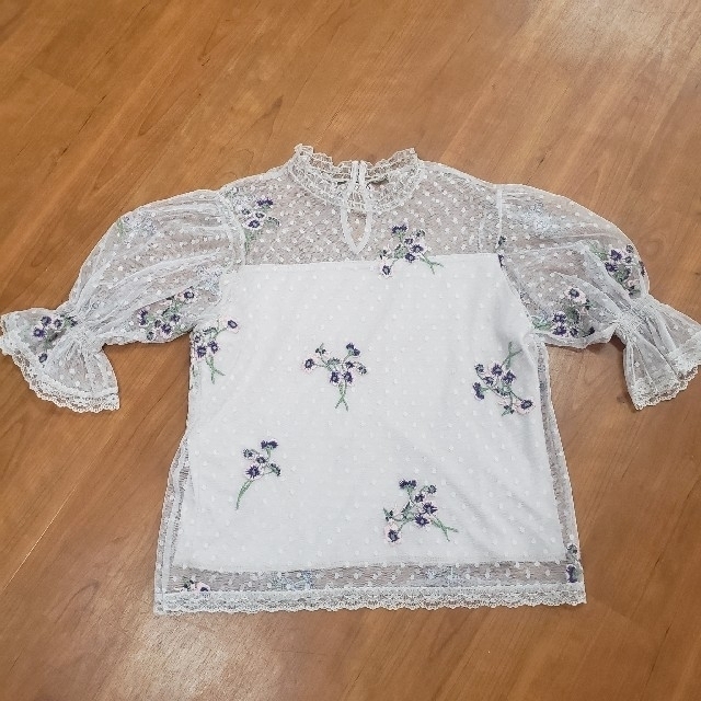 w closet(ダブルクローゼット)のダブルクローゼット　レース刺繍ブラウス　パープル　美品 レディースのトップス(シャツ/ブラウス(半袖/袖なし))の商品写真