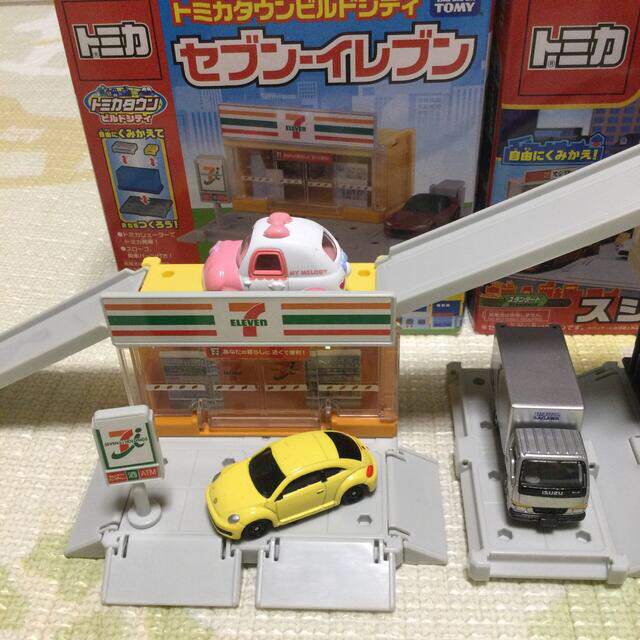 Takara Tomy(タカラトミー)のトミカタウンビルドシティ　セブンイレブン&スシロー　まとめ売り エンタメ/ホビーのおもちゃ/ぬいぐるみ(模型/プラモデル)の商品写真