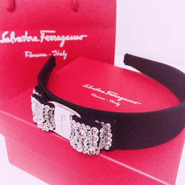 Salvatore Ferragamo(サルヴァトーレフェラガモ)のFerragamoカチューシャ♡ビジュー♡量産型♡地雷♡パパ活 レディースのヘアアクセサリー(カチューシャ)の商品写真