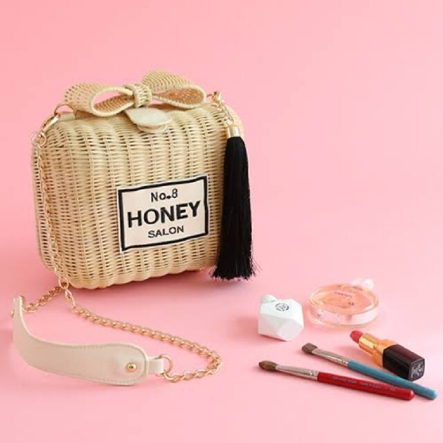 Honey Salon(ハニーサロン)の週末限定値下！！【新品タグ付】HONEY SALONパフュームラタンショルダー レディースのバッグ(かごバッグ/ストローバッグ)の商品写真