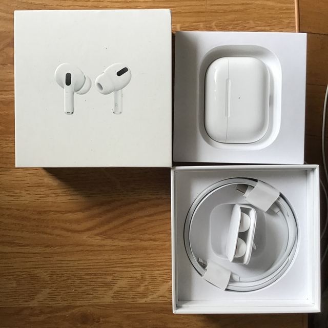 Apple(アップル)のApple AirPods Pro ワイヤレス充電ケース 単品 純正 スマホ/家電/カメラのオーディオ機器(ヘッドフォン/イヤフォン)の商品写真