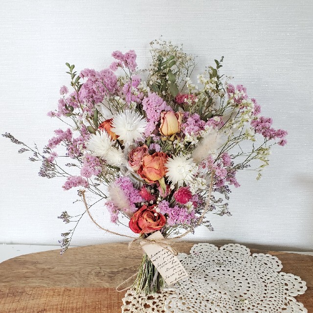 たっぷりバラと彩り小花のドライフラワースワッグ 花束 ブーケ ハンドメイドのウェディング(ブーケ)の商品写真