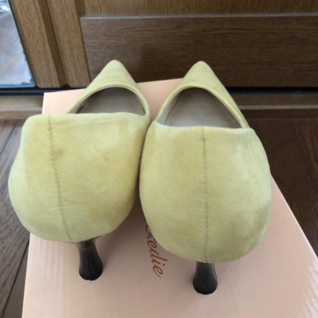スエードパンプス　イエロー　37 23.5 レディースの靴/シューズ(ハイヒール/パンプス)の商品写真