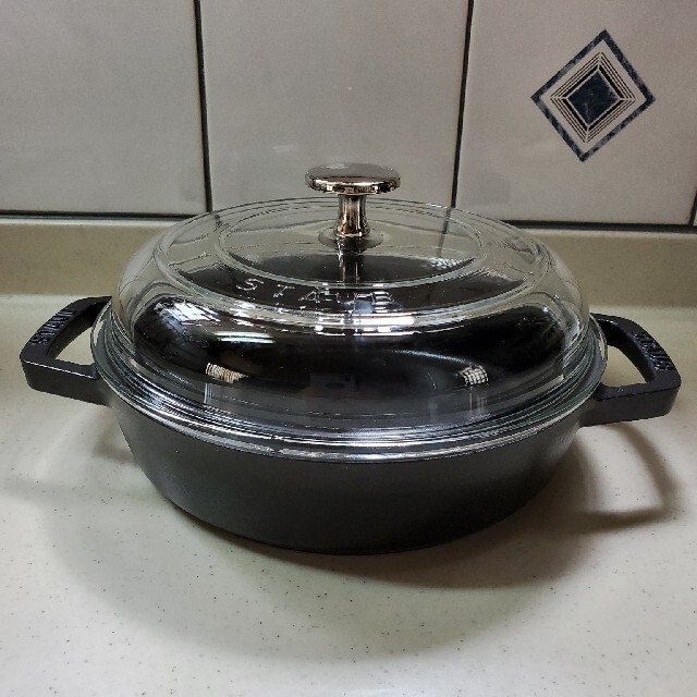 STAUB - ストウブ ラウンド 両手フライパン 20cm （ガラス蓋付き） の