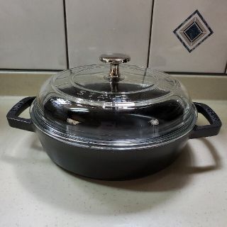 STAUB - ストウブ ラウンド 両手フライパン 20cm （ガラス蓋付き） の ...