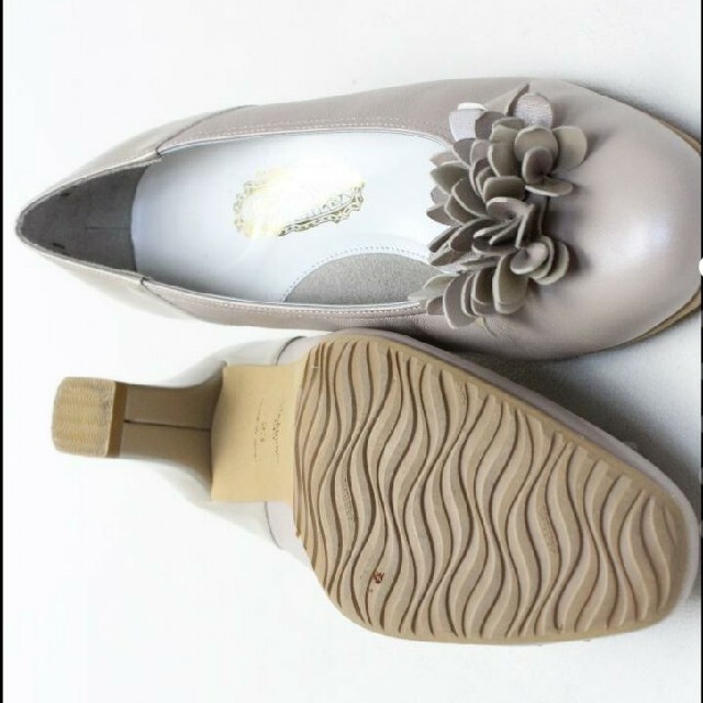 GINZA Kanematsu(ギンザカネマツ)のYoshinoya 美品本革コサージュパンプス レディースの靴/シューズ(ハイヒール/パンプス)の商品写真