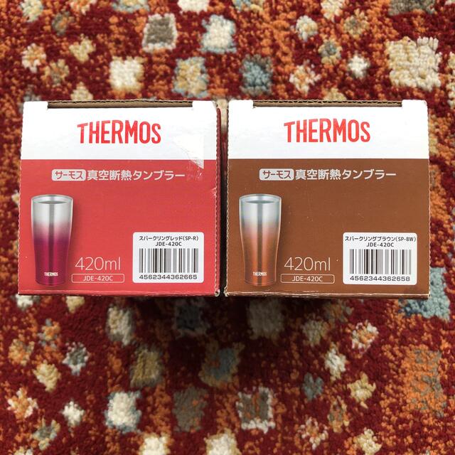 THERMOS(サーモス)の【未使用】サーモス 真空断熱タンブラー 420ml レッドとブラウンのセット インテリア/住まい/日用品のキッチン/食器(タンブラー)の商品写真