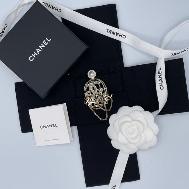 CHANEL(シャネル)の新作 シャネル 鳥かごブローチ CHANEL  レディースのアクセサリー(ブローチ/コサージュ)の商品写真