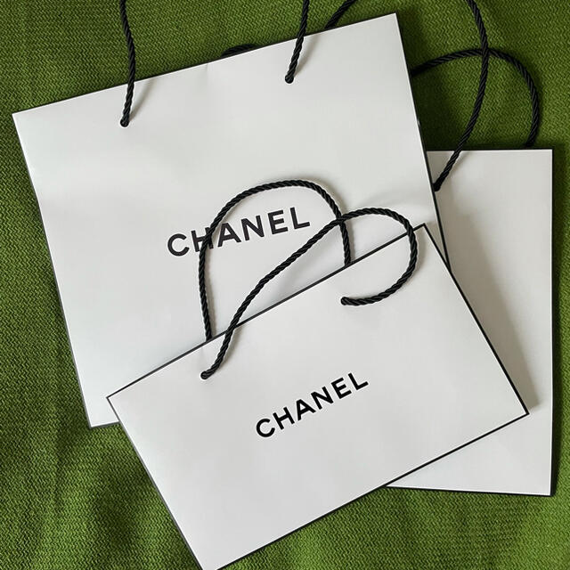 CHANEL(シャネル)のCHANEL 紙袋　3枚 レディースのバッグ(ショップ袋)の商品写真