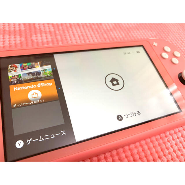 Nintendo Switch(ニンテンドースイッチ)のNintendo Switch LITE コーラル　ブルーライト40%カット済 エンタメ/ホビーのゲームソフト/ゲーム機本体(携帯用ゲーム機本体)の商品写真