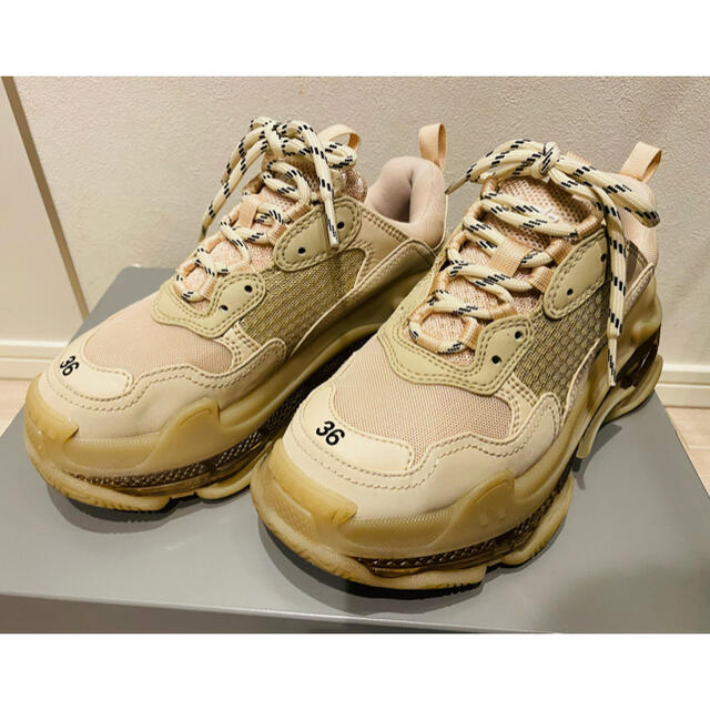 Balenciaga(バレンシアガ)のウィメンズ'S TRIPLE S CLEAR SOLE スニーカー IN レディースの靴/シューズ(スニーカー)の商品写真