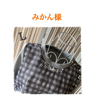 ビジュー付きトップス　カットソー　Tシャツ(カットソー(半袖/袖なし))