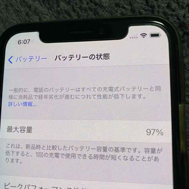 Apple(アップル)のiPhoneX/64GB/シルバー(A1902) （元au端末） スマホ/家電/カメラのスマートフォン/携帯電話(スマートフォン本体)の商品写真