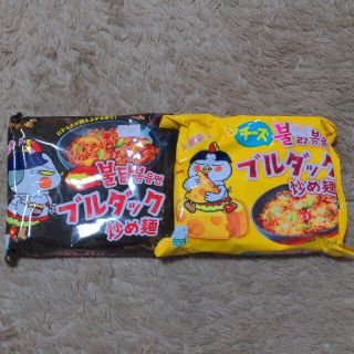 カルディ(KALDI)のブルダック　炒め麺　ブラック、チーズ　各1つ(インスタント食品)