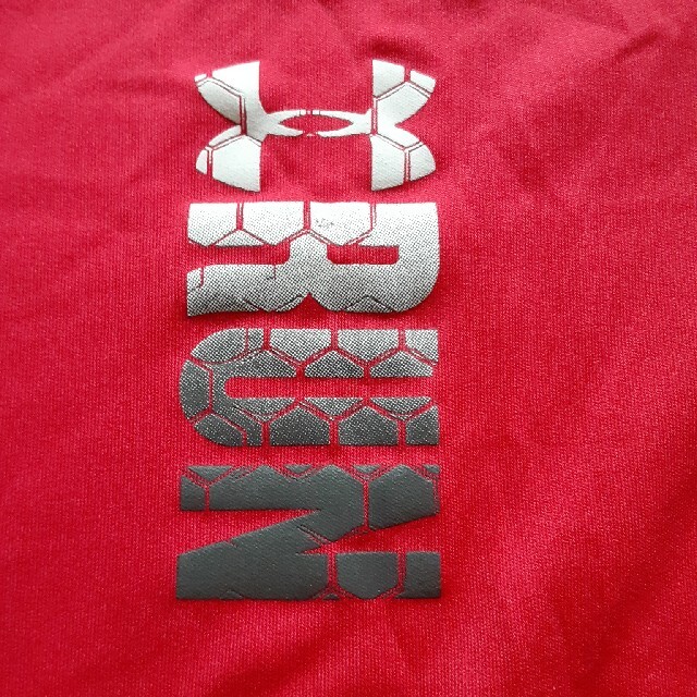 アンダーアーマー　赤Tシャツ スポーツ/アウトドアのトレーニング/エクササイズ(トレーニング用品)の商品写真