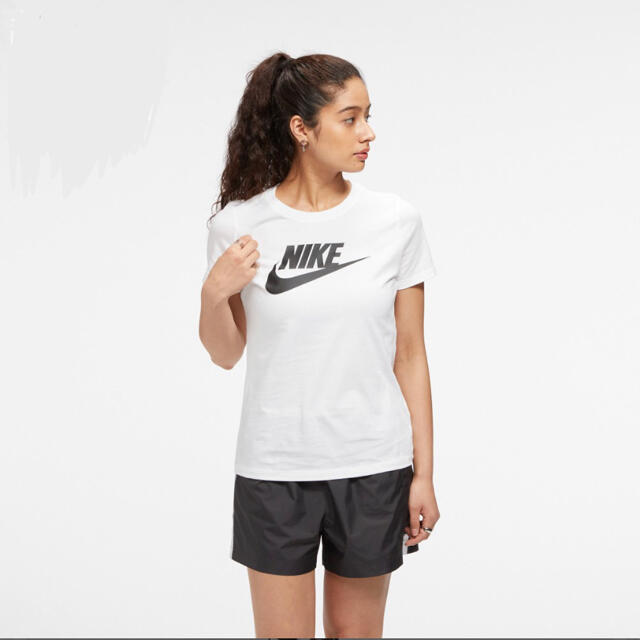 NIKE(ナイキ)のナイキ スポーツウェア エッセンシャル ウィメンズ 半袖Tシャツ ホワイト レディースのトップス(Tシャツ(半袖/袖なし))の商品写真