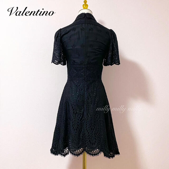 VALENTINO(ヴァレンティノ)の【VALENTINO】刺繍スカラップワンピース レディースのワンピース(ひざ丈ワンピース)の商品写真