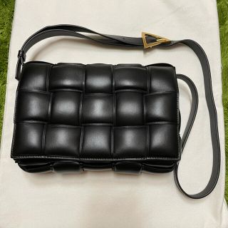 ボッテガヴェネタ(Bottega Veneta)のボッテガ　BOTTEGA パデッド　カセット　パデッドカセット　ブラック　ネロ(ショルダーバッグ)