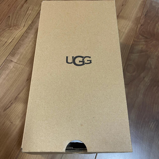 UGG(アグ)の可愛いモコモコUGG 新品未使用　サイズ25 レディースの靴/シューズ(サンダル)の商品写真