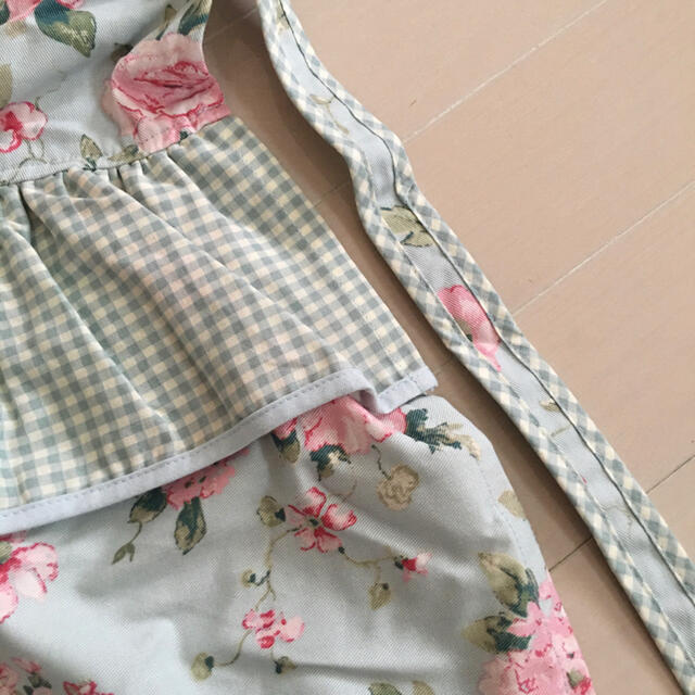 LAURA ASHLEY(ローラアシュレイ)のみぃ様専用　【新品・未使用】ローラアシュレイ　エプロン レディースのレディース その他(その他)の商品写真