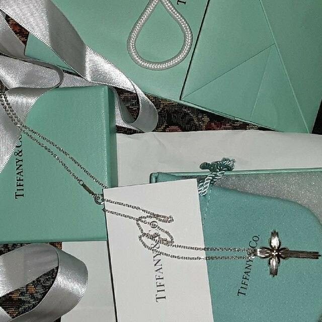 Tiffany & Co.(ティファニー)の ティファニー クロス ネックレス SV925 K18YG シグネチャー コンビ レディースのアクセサリー(ネックレス)の商品写真