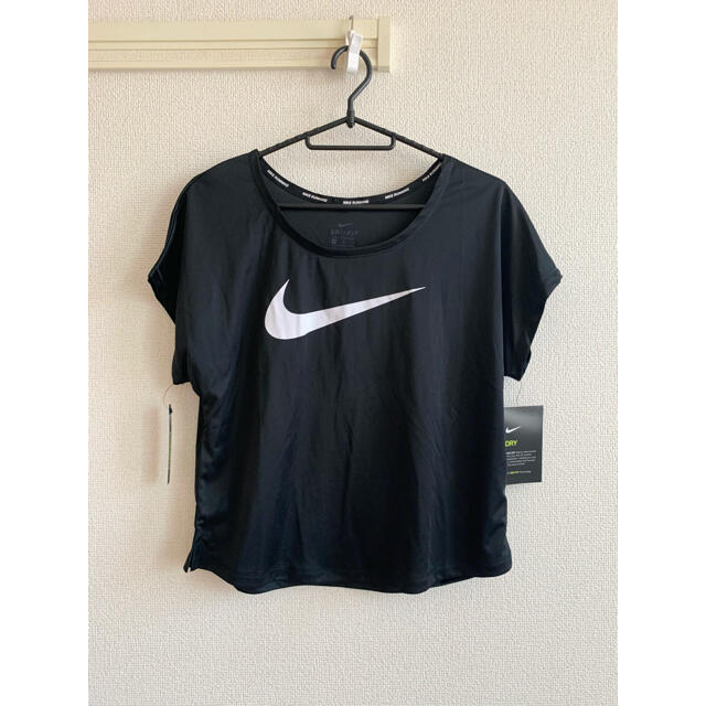 NIKE(ナイキ)のNIKE スウッシュ　ドライフィットランニングTシャツ レディースのトップス(Tシャツ(半袖/袖なし))の商品写真