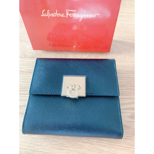 Salvatore Ferragamo(サルヴァトーレフェラガモ)のフェラガモ ガンチーニ レザー 二つ折り財布 レディースのファッション小物(財布)の商品写真