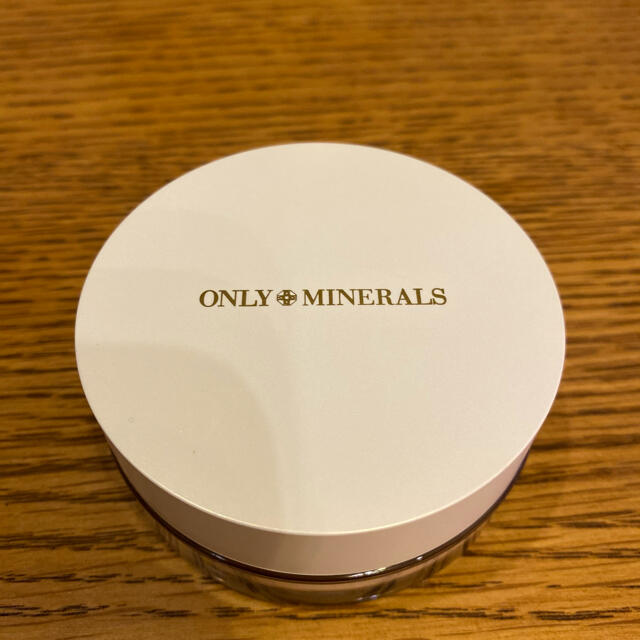 Cosme Kitchen(コスメキッチン)の【ONLY MINERALS】ミネラルクリアグロウフェイスパウダー 未使用 コスメ/美容のベースメイク/化粧品(フェイスパウダー)の商品写真