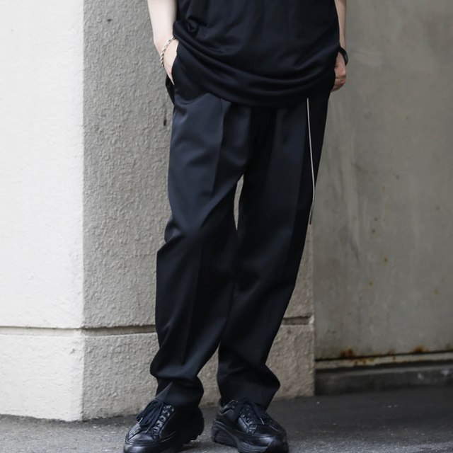 COMOLI(コモリ)のシュタイン　stein WIDE TAPERED TROUSERS 21SS メンズのパンツ(スラックス)の商品写真