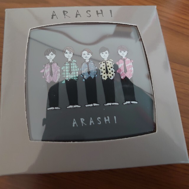 嵐(アラシ)の嵐 展覧会 グッズ 二つ折りミラー(イラストC) エンタメ/ホビーのタレントグッズ(アイドルグッズ)の商品写真