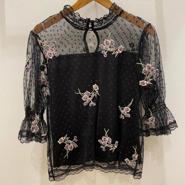 w closet(ダブルクローゼット)のW  closet  花刺繍レースドットシアーブラウス レディースのトップス(シャツ/ブラウス(半袖/袖なし))の商品写真