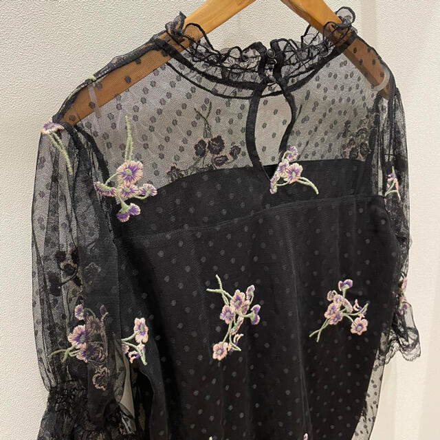 w closet(ダブルクローゼット)のW  closet  花刺繍レースドットシアーブラウス レディースのトップス(シャツ/ブラウス(半袖/袖なし))の商品写真