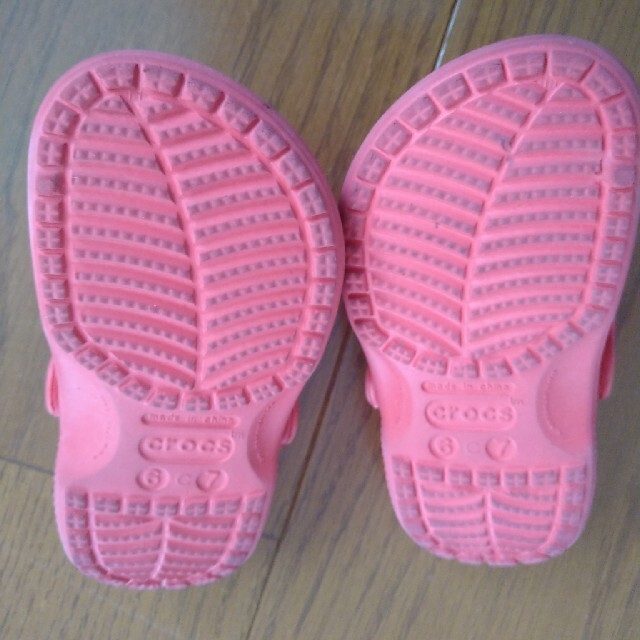 crocs(クロックス)の笹の葉様専用　CROCS　赤　サイズ　6-7 キッズ/ベビー/マタニティのベビー靴/シューズ(~14cm)(サンダル)の商品写真