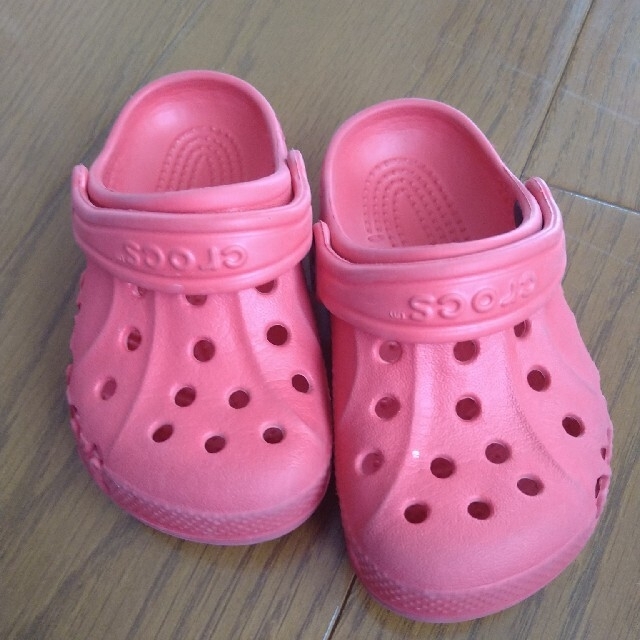 crocs(クロックス)の笹の葉様専用　CROCS　赤　サイズ　6-7 キッズ/ベビー/マタニティのベビー靴/シューズ(~14cm)(サンダル)の商品写真