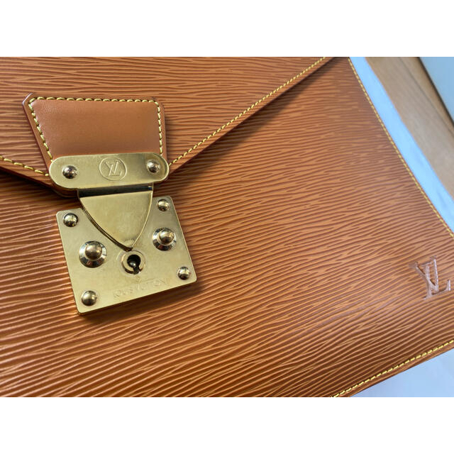 LOUIS VUITTON(ルイヴィトン)のLOUIS VUITTON ルイヴィトン エピ  コンセイエ　ジパングゴールド　 メンズのバッグ(ビジネスバッグ)の商品写真